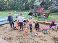 Společné hraní na zahradě