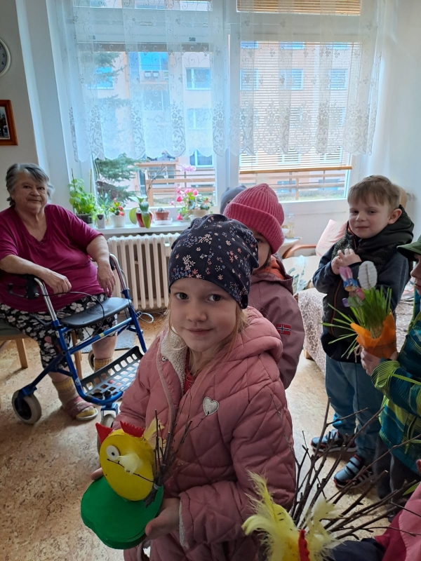 Velikonoční návštěva předškoláků v domě s pečovatelskou službou